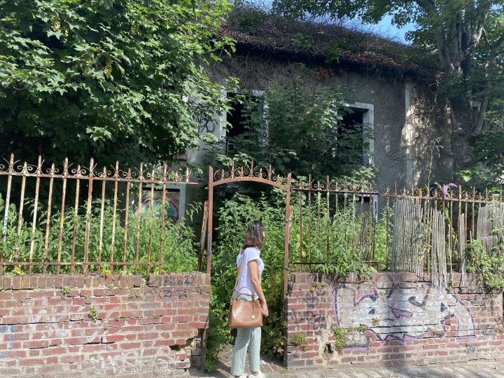 personne devant maison abandonnée Goussainville
