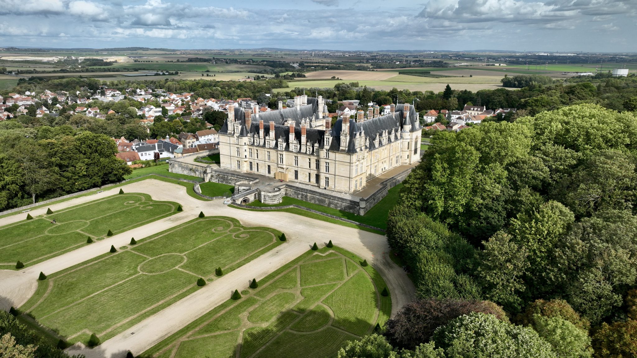 Caminhada pela floresta nos terrenos do Château d'Écouen