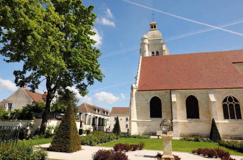 Jardin et église du Mesnil-Amelot