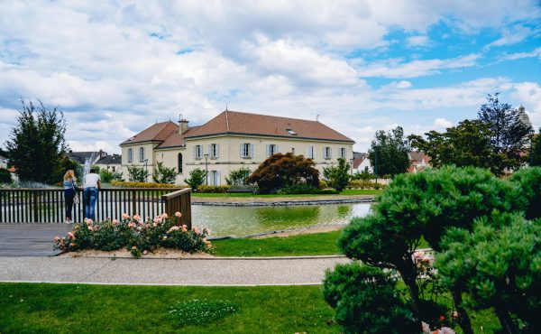 Mesnil Amelot – Parc de la mairie – figurant