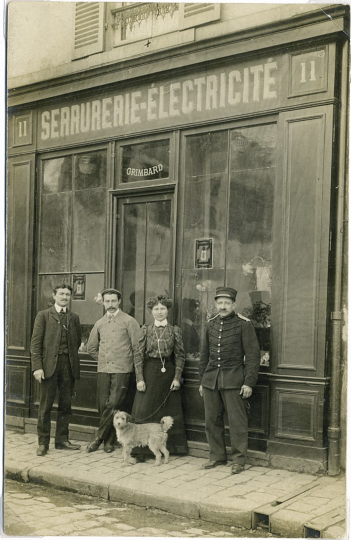 quatre personnes et un chien devant la serrurerie électricité Grimbard