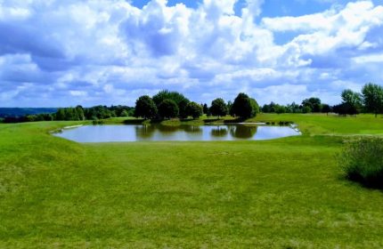 Au cœur du Golf Hôtel Mont Griffon : Rencontre avec Amel Julien, Sales Manager