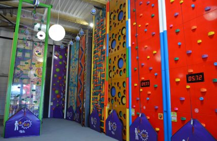 On a testé Skywalls à Saint-Mard : un parc d’escalade et d’accrobranche ludique