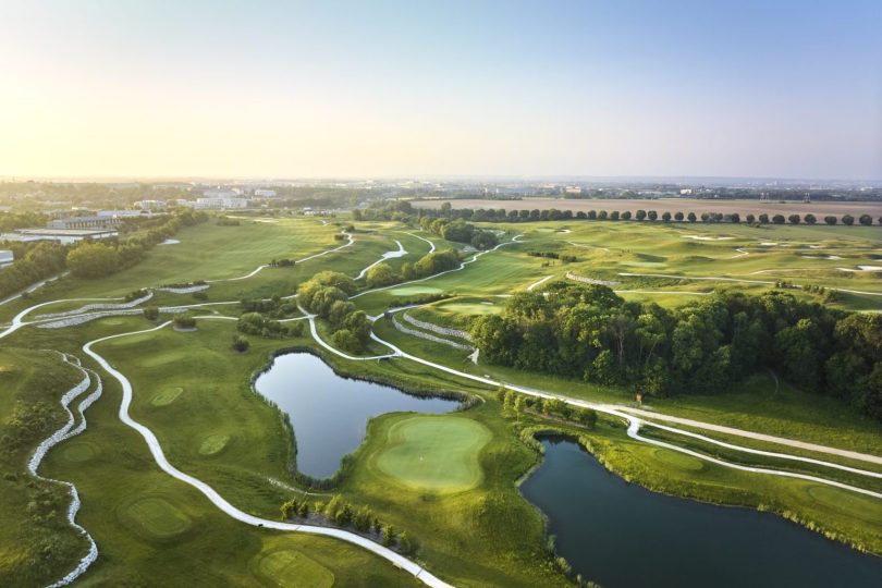 A deux pas de l’hôtel, il y a aussi le Golf International de Roissy, qui est un super lieu pour une activité plus ludique ou de détente. C’est un espace très agréable, avec une belle vue sur la vallée, parfait pour mêler esprit d’équipe et plaisir. 
eklo roissy Hotel séminaire durables