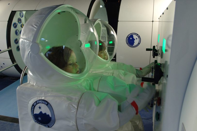 enfants déguisés en cosmonaute