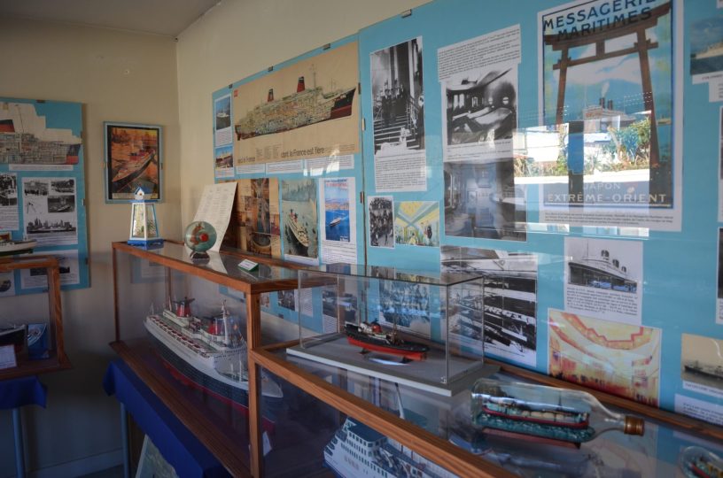 Maquettes de bateaux et affiches détaillant l'histoire du commerce