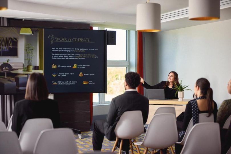Van der Valk a réalisé un investissement majeur pour rénover l’établissement dans son intégralité. Il ne s’agit pas simplement d’un rafraîchissement, mais de rénovations profondes pensées pour améliorer durablement le confort des clients et pérenniser le bâtiment.

Par exemple, tout le système de climatisation a été entièrement refait afin d’offrir davantage de flexibilité et un meilleur confort thermique, quelle que soit la saison.

L’hôtel dispose également de capacités événementielles exceptionnelles. Nous pouvons accueillir des événements très variés, allant du lancement automobile à des spectacles ou animations aussi bien en intérieur qu’en extérieur. Nos espaces sont modulables et nous permettent de proposer des expériences sur mesure, adaptées aux besoins de chaque client.

L’ambition de Van der Valk est claire : devenir une référence incontournable du tourisme d’affaires et la nouvelle destination MICE de la plateforme Roissy-CDG.