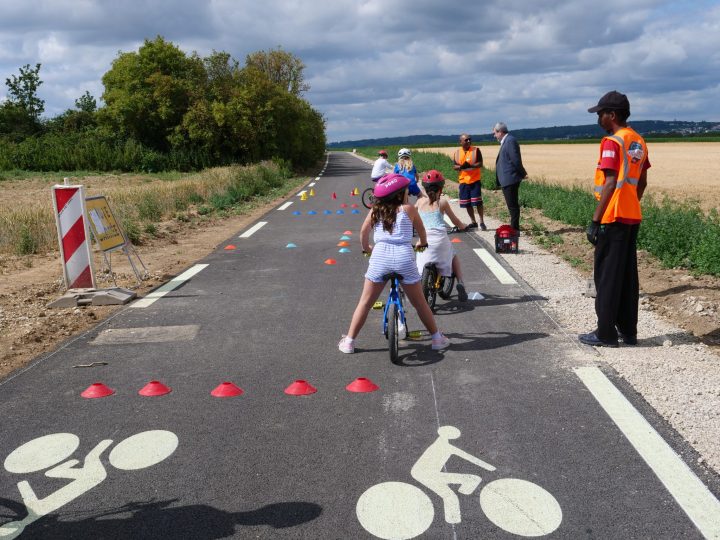 Des enfants à vélo testent la nouvelle voie verte.