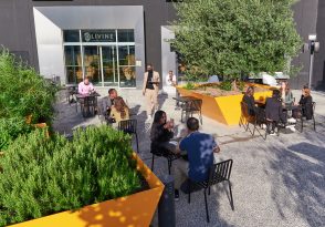 Terrasse Olivine avec clients