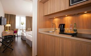 City Résidence Paris CDG AIRPORT. – Studio chambre cuisine