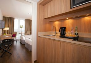 City Résidence Paris CDG AIRPORT. – Studio chambre cuisine