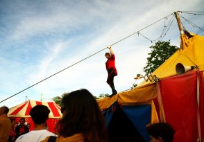 Le Cabaret Renversé, La Faux Populaire & Le Mort aux Dents