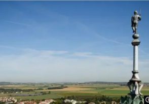 Couronner le ciel, épis de faîtage et décors de toiture de la Renaissance française