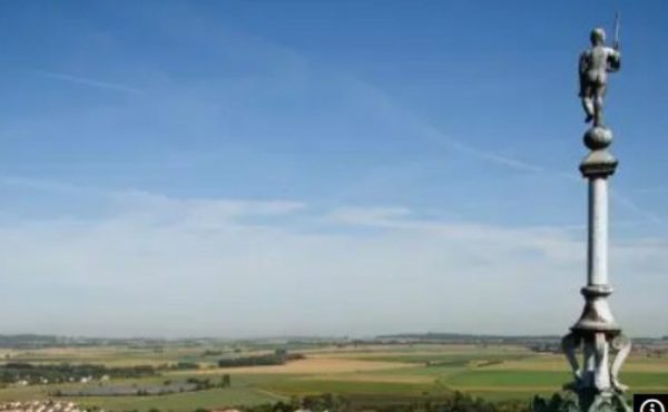 Couronner le ciel, épis de faîtage et décors de toiture de la Renaissance française