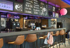 Hotel Moxy : Bar daytime