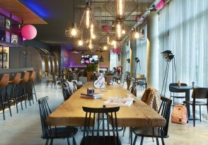 Hotel Moxy : communal table