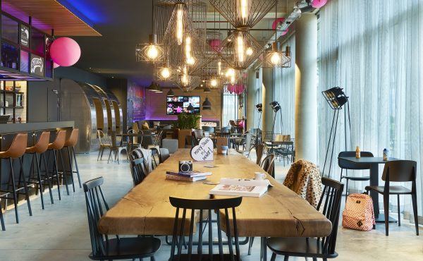 Hotel Moxy : communal table