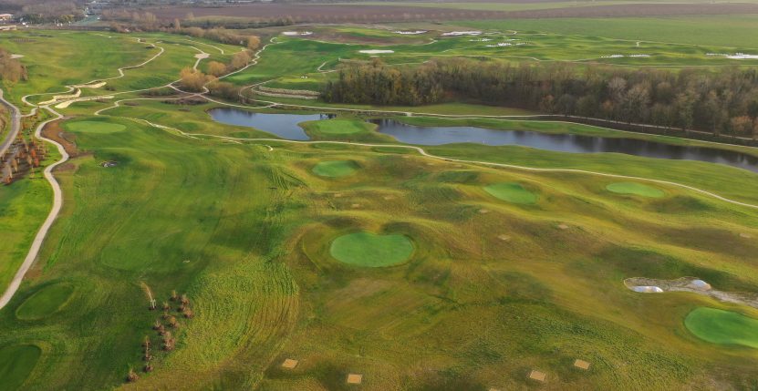 Vue sur un parcours pédestre et les plans d'eau autour du Golf de Roissy