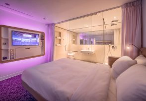 Chambre avec télévision et salle de bain